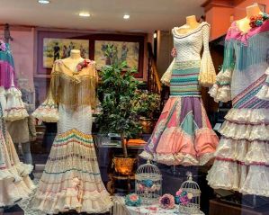 vestidos de flamenca y abanicos