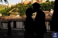 pareja de enamorados besandose frente a la alhambra