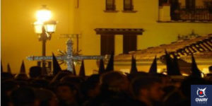 Cruz de guía entre la multitud Sevilla