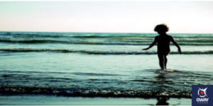 Niño en la orilla de la playa Cádiz