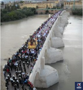 Procesión por el Puente Romano