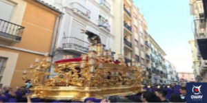 Cristo de los Gitanos por una calle en Málaga