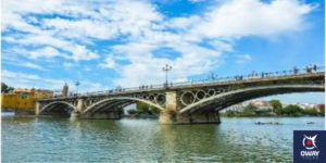 Puente de Triana en un día soleado Sevilla