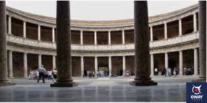 Patio circular del palacio de Carlos V en Granada