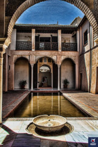 Interior de Casa Zafra, detalle de una estancia encabezada por una fuente y una alberca