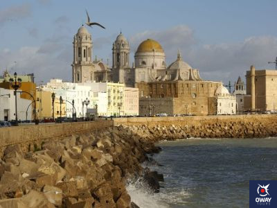 Vista de la Catedral de Cádiz desde el paseo