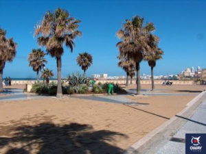 Plaza junto a la playa 