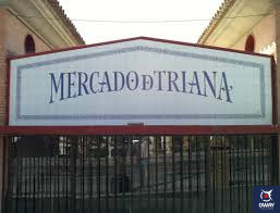 Berja con el letrero del Mercado de Triana que da acceso a los puestos de su interior
