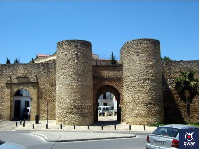 Puerta Almocabar y las murallas árabes