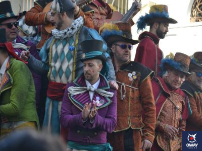 Personas vestidas de carnaval para cantar una chirigota en Cádiz