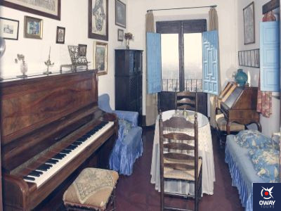 Salle remplie d'objets appartenant au compositeur dans la maison-musée de Manuel de Falla à Grenade