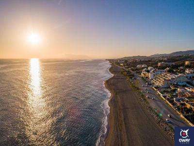 Coucher de soleil sur l'une des meilleures plages pour le surf à Malaga