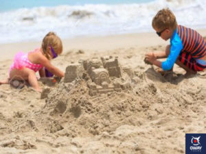 Les enfants font un château de sable
