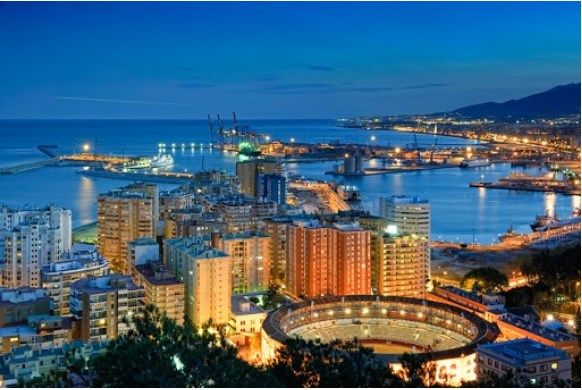 Rutas, Visitas y Experiencias en Málaga por la noche.
