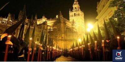 Nazarenos frente a la Giralda Sevilla