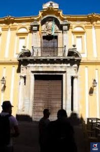 Entrada principal de la Facultad de Filosofía y Letras