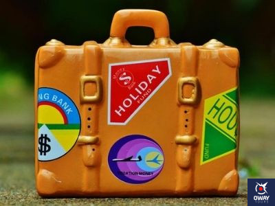 Una maleta de viaje con diferentes pegatinas que indican que este equipaje se suele usar mucho en viajes.