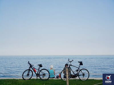 Vues sur les bicyclettes et la plage