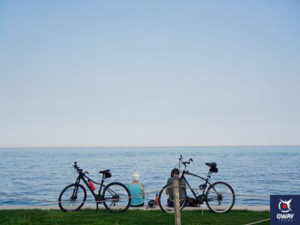 Vues sur les bicyclettes et la plage 