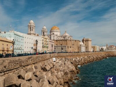 Vista desde el Océano Atlántico de la Catedral de Cádiz