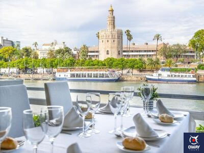 Restaurant avec la Torre del Oro en arrière-plan